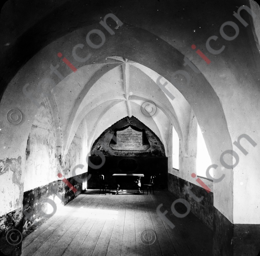 Friedenssaal im Zisterzienserkloster | Hall of Peace in the Cistercian monastery (foticon-600-simon-danzig-050-sw.jpg)